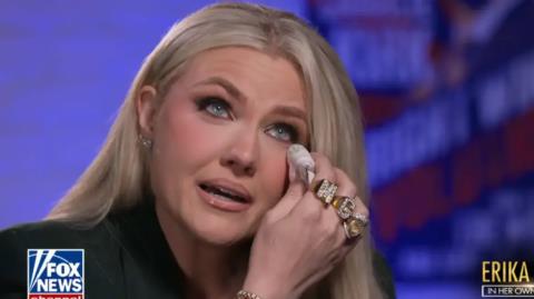 Δάκρυσε η Έρικα Κερκ, περιέγραψε πως έμαθε ότι σκότωσαν τον Τσάρλι-«Δεν πρόλαβα να του δώσω ένα φιλί το μοιραίο πρωί»