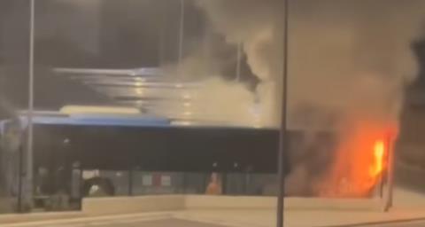 ΒΙΝΤΕΟ: Πυρκαγιά σε λεωφορείο στην Πάφο, βρισκόταν σε χώρο στάθμευσης-Εκτεταμένες ζημιές στη μηχανή