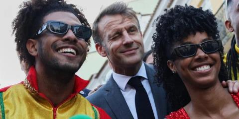 Εκδηλώσεις λατρείας για τον Μακρόν στη Βραζιλία-Γυναίκες τον φιλούν, θέλουν να κρατήσει τα παιδιά τους