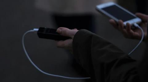 Άνδρας έπιασε φωτιά μετά από υπερθέρμανση φορητού φορτιστή στην Αυστραλία-«Το οξύ της μπαταρίας πετάχτηκε παντού»