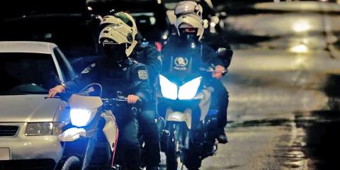 Θρίλερ στη Βοιωτία-Εντοπίστηκε απανθρακωμένος άνδρας σε αυτοκίνητο, ήταν δεμένος με χειροπέδες