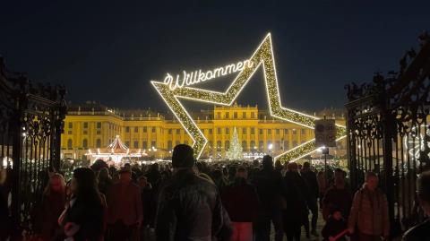 Παραμυθένιες εικόνες από τη Βιέννη-Άνοιξε η πρώτη χριστουγεννιάτικη αγορά στην Ευρώπη για το 2025