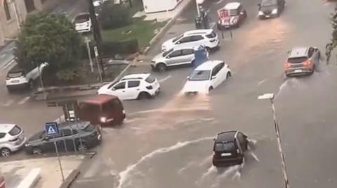 Εικόνες αποκάλυψης από τη σφοδρή κακοκαιρία σε Ιταλία και Ισπανία-Δρόμοι έγιναν ποτάμια, το νερό κάλυπτε τα οχήματα