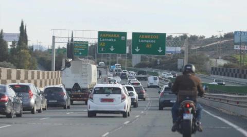 Κλειστή η μία λωρίδα κυκλοφορίας στον αυτοκινητόδρομο λόγω τροχαίου-Δύο τραυματίες