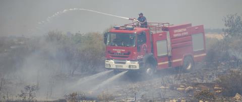 Πυρκαγιά σε αγροτική περιοχή μεταξύ κοινοτήτων στην Πάφο-Στη μάχη και τρία εναέρια μέσα
