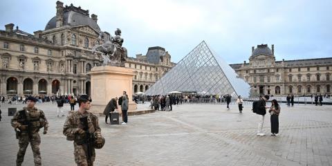 Λύθηκε το μυστήριο για το ποιος είναι ο «άντρας με το φεντόρα» που τριγυρνούσε έξω από το Λούβρο μετά τη ληστεία