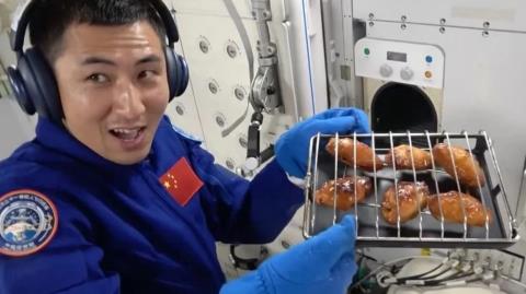 Κινέζοι αστροναύτες κατάφεραν να κάνουν το πρώτο μπάρμπεκιου σε διαστημικό σταθμό (vid)