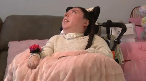 ΒΙΝΤΕΟ: Γεννήθηκε χωρίς εγκέφαλο και έγινε 20 ετών-Οι γιατροί της έδιναν 4 χρόνια ζωής