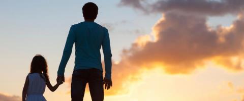 Σε απόγνωση πατέρας που μεγαλώνει μόνος την 22 μηνών κόρη του-Σε εκκρεμότητα τα επιδόματα, κινδυνεύει με διακοπή ρεύματος