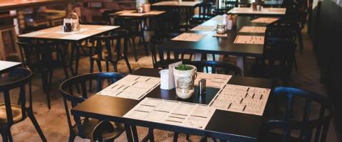 Δεν αλλάζει το νομοσχέδιο για τα κέντρα αναψυχής το Υφ. Τουρισμού-«Μειώνουν ώρες σε ταβέρνες, επεκτείνουν σε καμπαρέ»