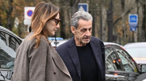 ΒΙΝΤΕΟ: Ο Νικολά Σαρκοζί γευμάτισε σε εστιατόριο του Παρισιού με την Κάρλα Μπρούνι μία ημέρα μετά την αποφυλάκισή του