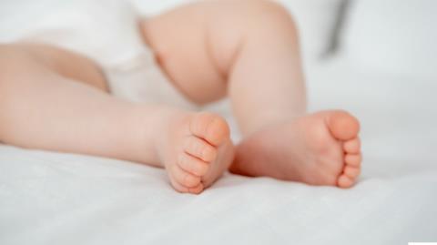 Κακοποιούσε το 6 μηνών βρέφος της, του προκάλεσε μόνιμη αναπηρία και καταδικάστηκε σε 3 χρόνια αλλά με αναστολή