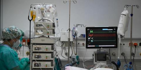 Διασωληνωμένος 22χρονος που κατάπιε ένα μπέργκερ χωρίς να το μασήσει λόγω challenge στην Ελλάδα