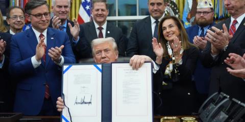 Tέλος το shutdown στις ΗΠΑ-Ο Τραμπ υπέγραψε στο Οβάλ Γραφείο τη συμφωνία, ήταν το μεγαλύτερο στην ιστορία