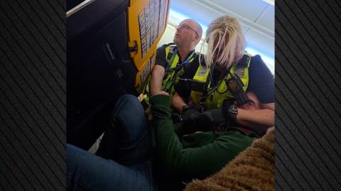 Μεθυσμένος επιβάτης προκάλεσε χάος σε πτήση-Αρνήθηκε να καθίσει στην προσγείωση και επιτέθηκε στην αστυνομία