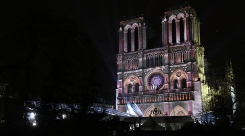 Πένθιμα χτυπούν οι καμπάνες της Παναγίας των Παρισίων για τα 10 χρόνια από τις τρομοκρατικές επιθέσεις