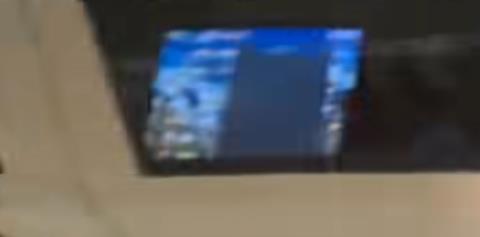 ΒΙΝΤΕΟ: Έκανε... γραφείο το αυτοκίνητο και οδηγούσε με λάπτοπ και κινητό στον αυτοκινητόδρομο