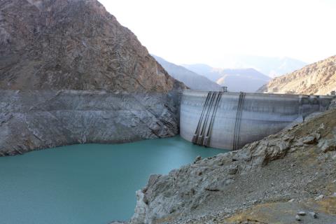 Άδεια τα φράγματα στο Ιράν-Ψεκάζουν τα σύννεφα για βροχή και προσεύχονται για να τελειώσει η ξηρασία