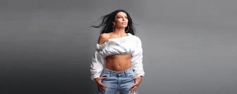 Κέλλυ Κελεκίδου: «Όταν πέθανε η μαμά μου, ο μπαμπάς μου παντρεύτηκε μια άλλη γυναίκα. Την έχω σαν δεύτερη μητέρα»