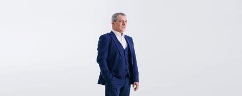 Θέμης Αδαμαντίδης: Μαζί στα δικαστήρια, μαζί και στα μπουζούκια με τον φερόμενο ως αρχηγό κυκλώματος τοκογλυφίας