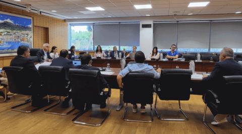 Μελέτησε πρόταση νόμου για στήριξη των μικρομεσαίων επιχειρήσεων