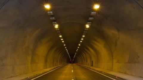 Έπεσαν κιβώτια από φορτηγό στον αυτοκινητόδρομο Λεμεσού προς Πάφο-Έκλεισε η μιαα λωρίδα κυκλοφορίας