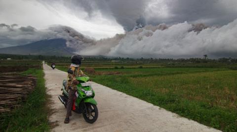 Ενεργοποιήθηκε το ηφαίστειο Semeru στην Ινδονησία-Εντυπωσιακά βίντεο από τις εκρήξεις