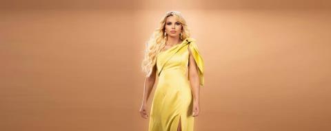 Με χρυσά φτερά και μήνυμα «take our history back» στo #MissUniverse, η Μαίρη Χατζηπαύλου