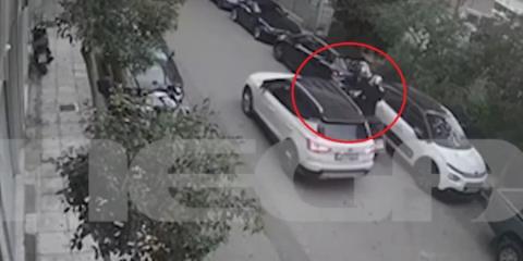 Η στιγμή που ο 58χρονος ψεκάζει με σπρέι πιπεριού τον 29χρονο Αλβανό λίγο πριν τη δολοφονική επίθεση