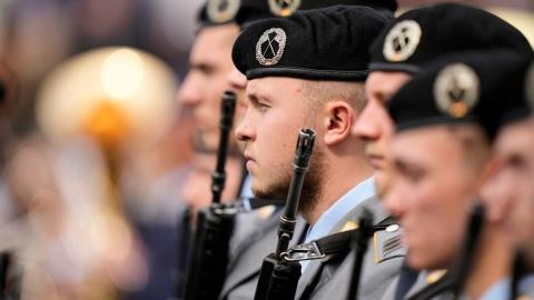 «Καπνίστε μαριχουάνα πριν τη θητεία για να την αποφύγετε»-Η συμβουλή του Die Linke στη Γερμανία