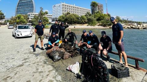 Σκουπίδια πέραν των 200 κιλών απομακρύνθηκαν από παραλία και θάλασσα στο Δασούδι Λεμεσού