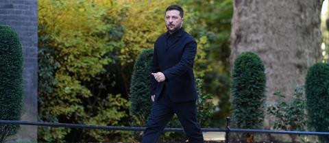 Η ασφυκτική πίεση από Τραμπ σε Ζελένσκι, το ρωσικό σφυροκόπημα στο μέτωπο και το τελεσίγραφο των έξι ημερών