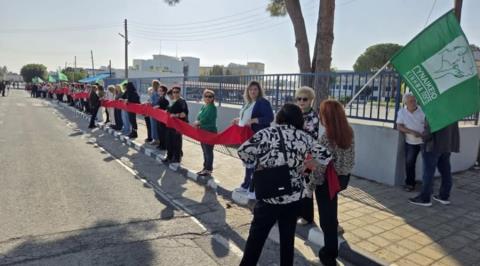 Διαμαρτυρήθηκε για την έμφυλη βία έξω από το Αρχηγείο η ΠΟΓΟ-Καταγγελίες για αποθάρρυνση γυναικών να καταγγείλουν