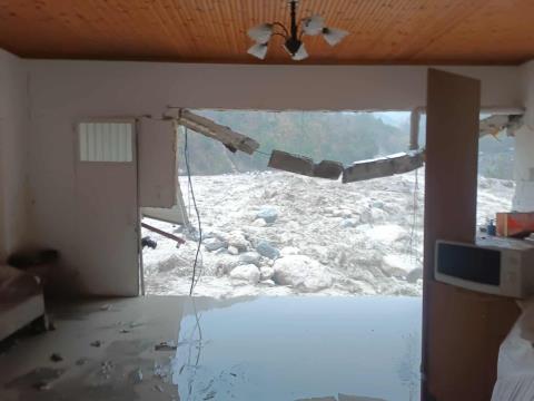 Σαρωτικό κύμα κακοκαιρίας στην Ελλάδα- Σπίτια κόπηκαν στα δυο