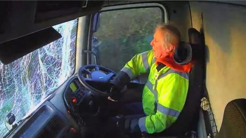 Η στιγμή που φορτηγό πέφτει με μεγάλη ταχύτητα επάνω σε προπορευόμενο βαν