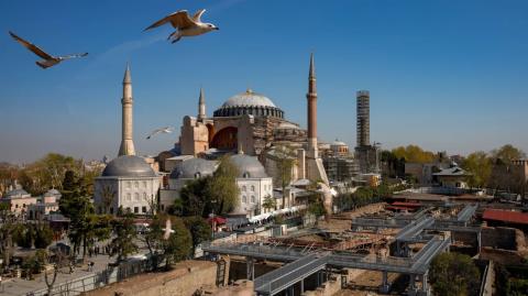 Ανησυχία για τη Αγιά Σοφιά-Φορτηγά φωτογραφήθηκαν στο εσωτερικό της, για αναστήλωση μιλά η Τουρκία