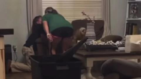 ΒΙΝΤΕΟ: Δασκάλα χτυπάει 22 φορές με ζώνη τον γιο της στην Αμερική