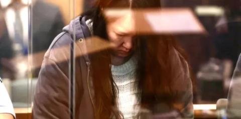 Ισόβια στη μάνα που σκότωσε τα παιδιά της, τα έβαλε σε βαλίτσες και τα κλείδωσε σε αποθήκη