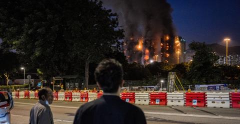 Τουλάχιστον 13 νεκροί από τη φωτιά σε ουρανοξύστες στο Χονγκ Κονγκ-Φλεγόμενα συντρίμμια πέφτουν από τα κτίρια