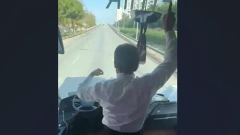 ΒΙΝΤΕΟ: Σάλος στην Τουρκία για οδηγό λεωφορείου που άφησε το τιμόνι και το έριξε στον... χορό με οπαδούς της Αντάλιασπορ