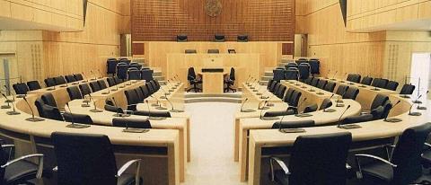 Εξετάζει το ενδεχόμενο να αναγράφεται η ιδιότητα ή το επάγγελμα υποψηφίων στο ψηφοδέλτιο σε περιπτώσεις συνωνυμίας η Βουλή