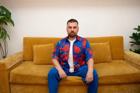 Ο Θέμης Καραμουρατίδης στηρίζει δημόσια Νατάσσα Μποφίλιου και Γιάννη Χαρούλη: «Η μουσική του Χατζιδάκι είναι πάνω από όλους»