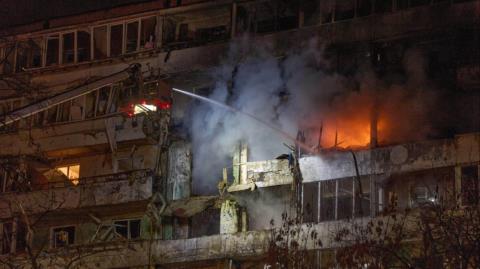 Ένας νεκρός και επτά τραυματίες από ρωσικά πλήγματα στο Κίεβο-Ζημίες σε κατοικίες και οχήματα