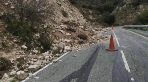Επικίνδυνος δρόμος λόγω κατολισθήσεων βράχων και όγκων χώματος-Οι συστάσεις της Αστυνομίας