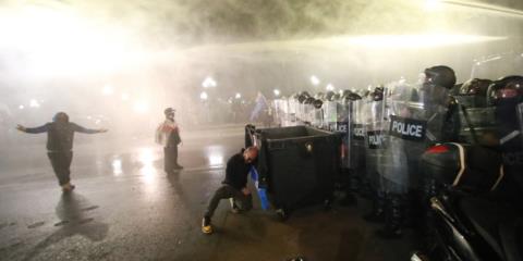 Οι δυνάμεις καταστολή ψέκασαν διαδηλωτές με τοξική ουσία στη Γεωργία