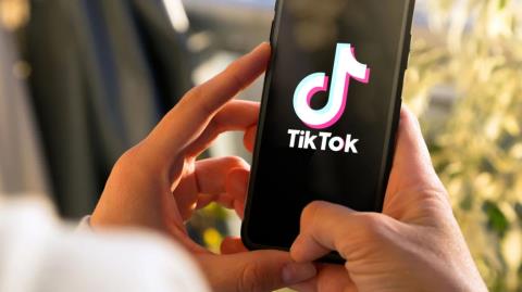 Γυναίκα ψάρευε άντρες στο TikTok στην Αθήνα για να τους ληστέψει