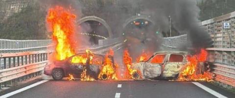 Κινηματογραφική ληστεία σε θωρακισμένο φορτηγό-Έκλεισαν δρόμο με οχήματα, τα πυρπόλησαν και πήραν κοσμήματα €2 εκατ.