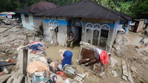 Φονικές πλημμύρες στην Ινδονησία-Στους 1.160 νεκροί, εκατοντάδες αγνοούμενοι, σε απόγνωση οι επιζώντες