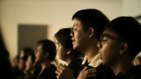 Κινέζοι φοιτητές τραγουδούν σε άπταιστα ελληνικά το «Άσπρα καράβια»