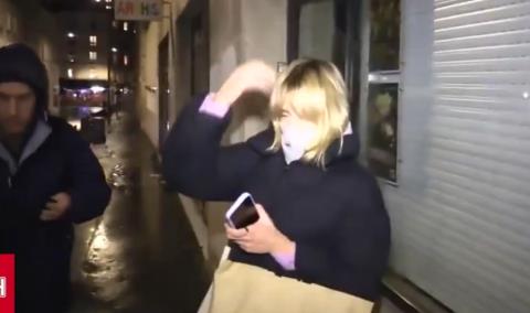 Δημοσιογράφος πέτυχε την κόρη του Πούτιν στο Παρίσι-«Πάρτον τηλέφωνο να σταματήσει τον πόλεμο»